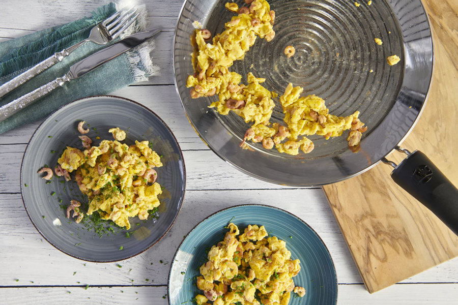 Scrambled eggs with shrimps