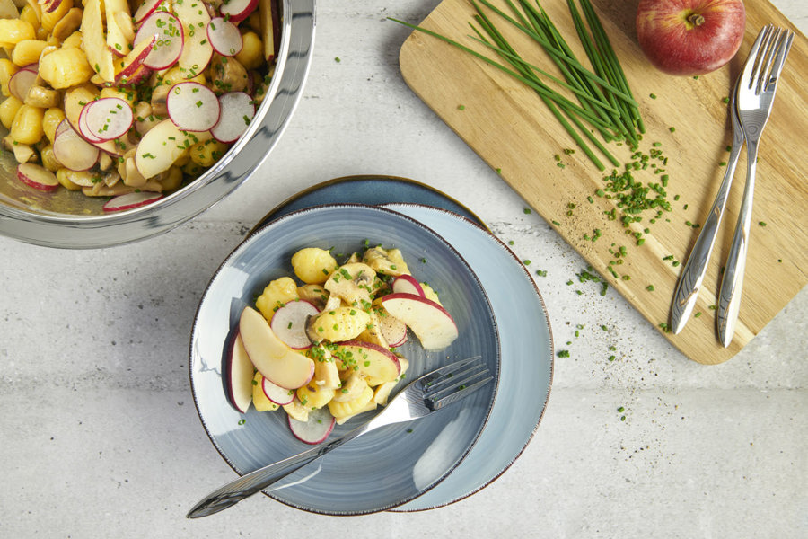 Gnocchi salad with mushrooms