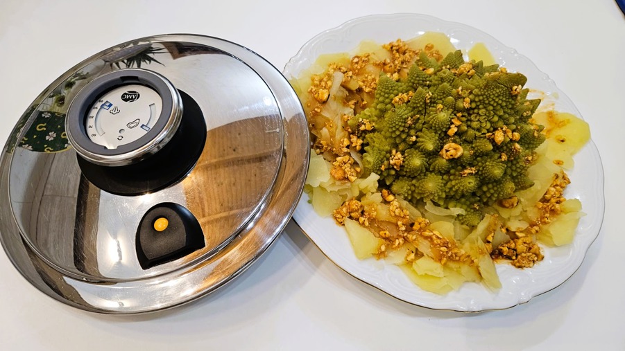 Romanesco al vapor con topping crujiente