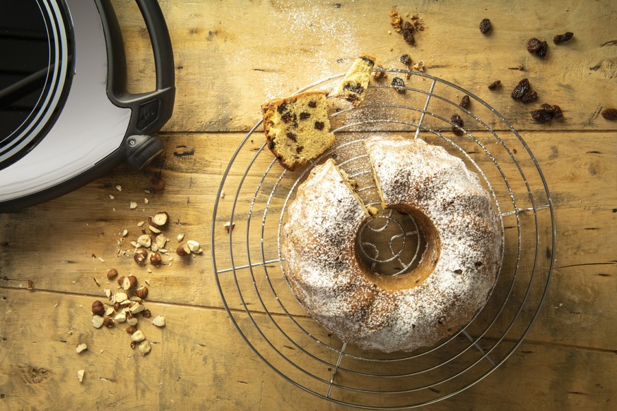 Cake with raisins and nuts