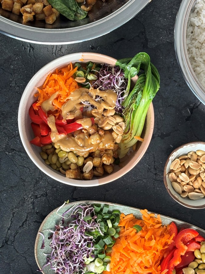 Yer fıstıklı-sriracha-soslu vegan Thai-bowl