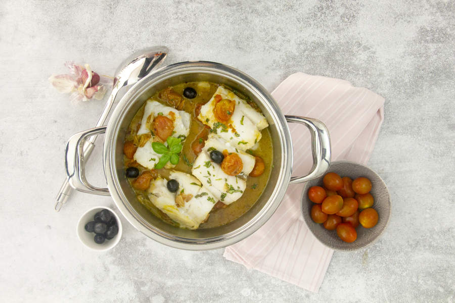 Bacalao con cherrys, olivas y albahaca