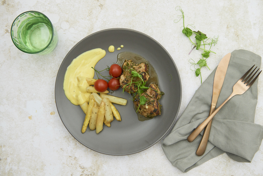 Roasted asparagus with marinated fillet of pork