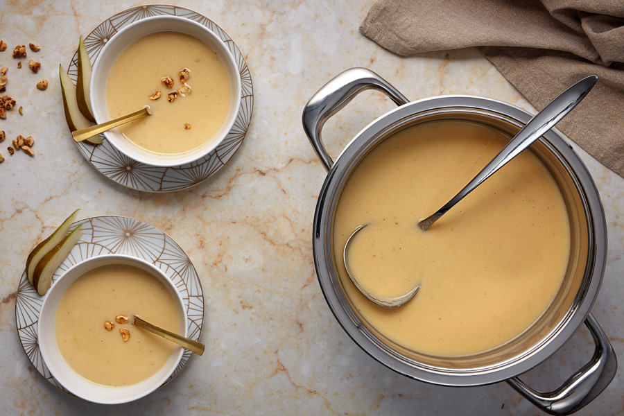 Parsnip soup with pear
