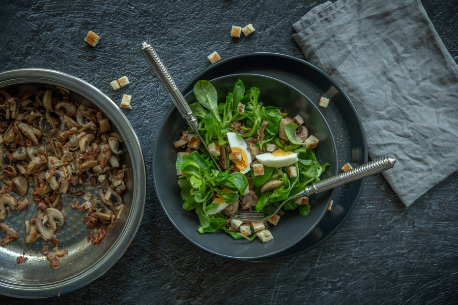 Feldsalat mit Speck und Pilzen (Nüsslisalat)