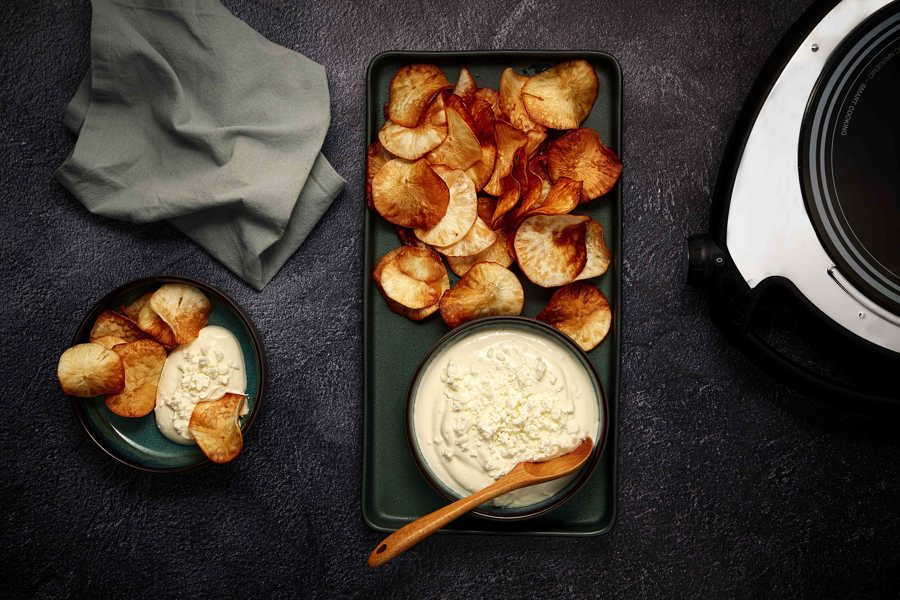 Chips de yuca con dip de yogur y queso feta