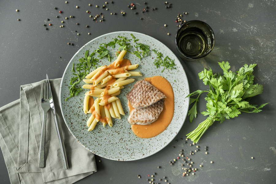 Schnitzel mit Penne und Tomaten-Gorgonzolasauce