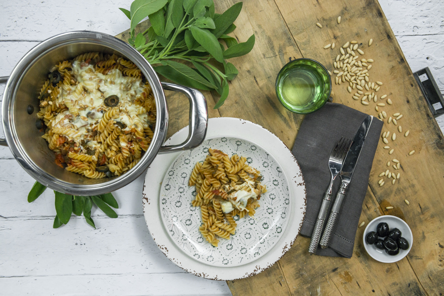 Fusilli gratin with olives and mozzarella