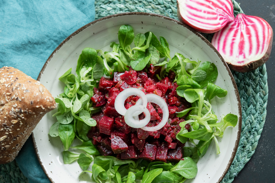 Mixed autumn salad with beetroot