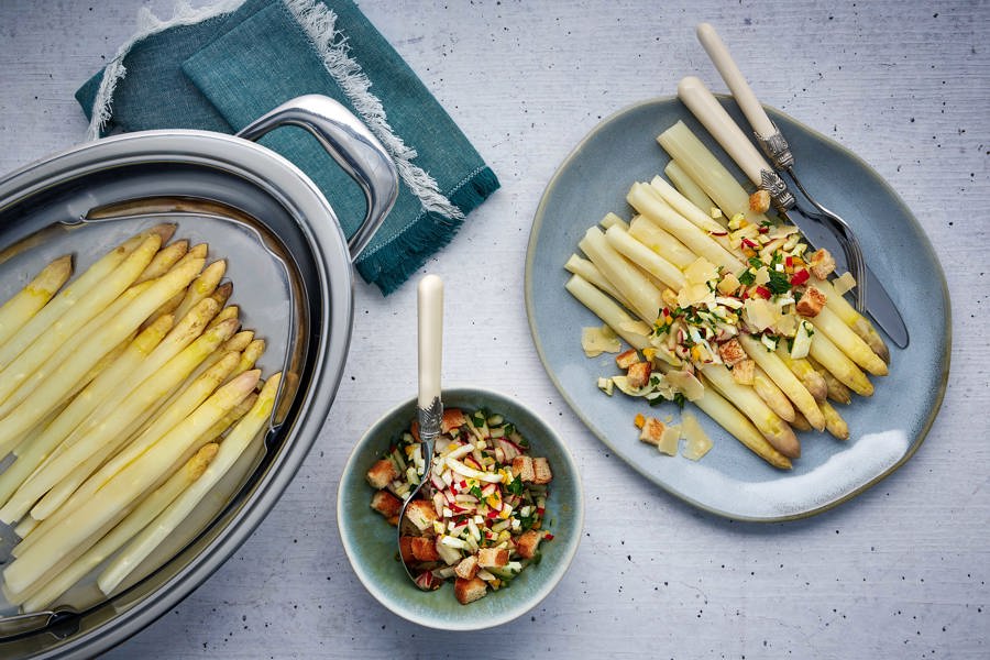 Spargel mit bunten Bröseln