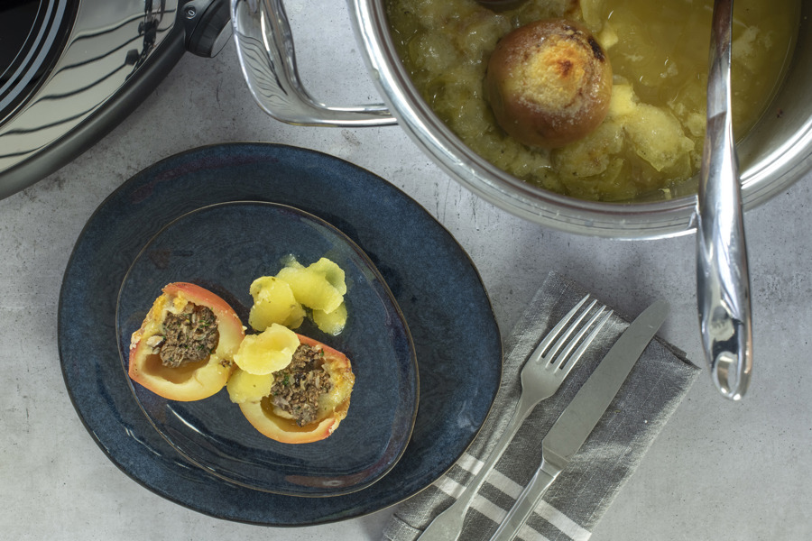 Apples stuffed with mince meat