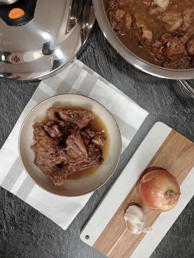 Conejo con brandy y vino tinto