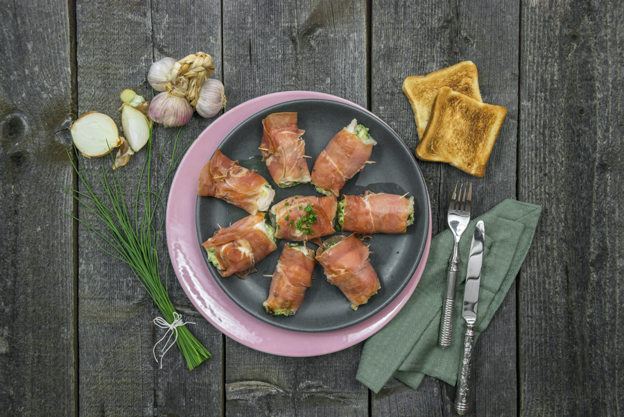 Trout rolls with almonds