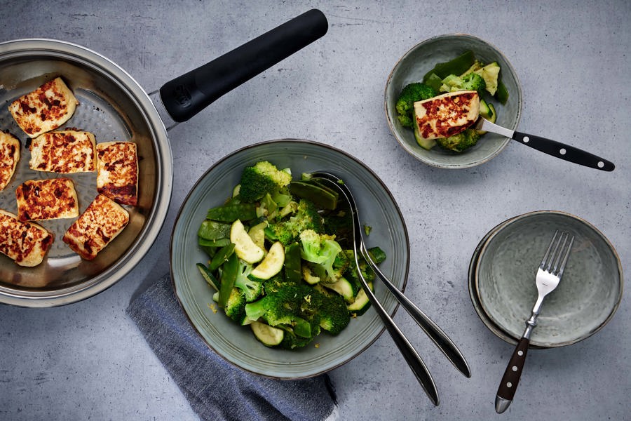 Halloumi a la plancha con ensalada de verduras