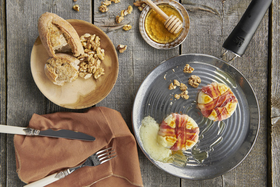 Gebratener Käse mit Speck und Nüssen