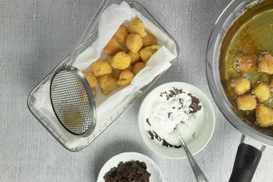 Crunchy fruits with stracciatella dip