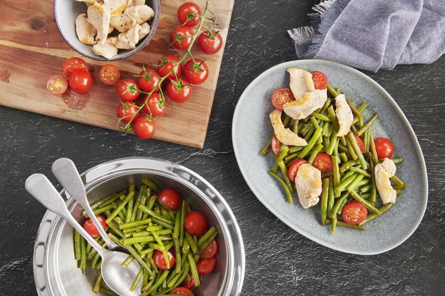 Spicy bean salad with chicken strips