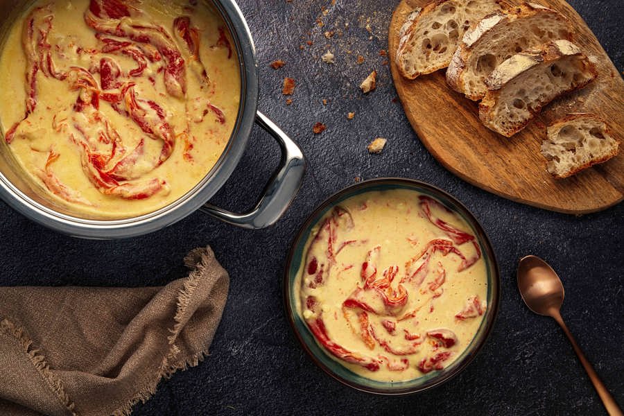 Spitzpaprika in Sahne (speca me mazë)