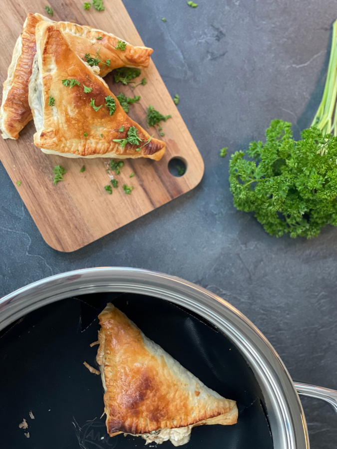 Blätterteigtaschen mit Feta und Spinat