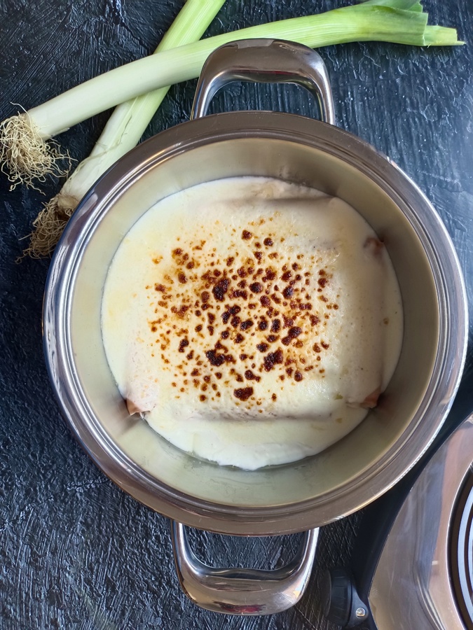 Puerros gratinados con jamón y queso