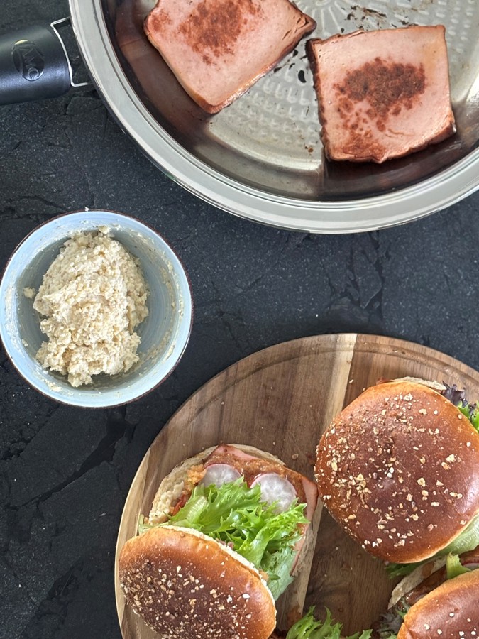 Leberkäse-Burger mit Obazda und Apfel-Relish