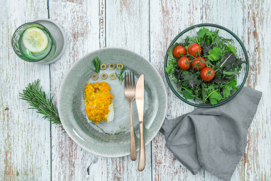 Fish fillet with bell pepper and olive crust