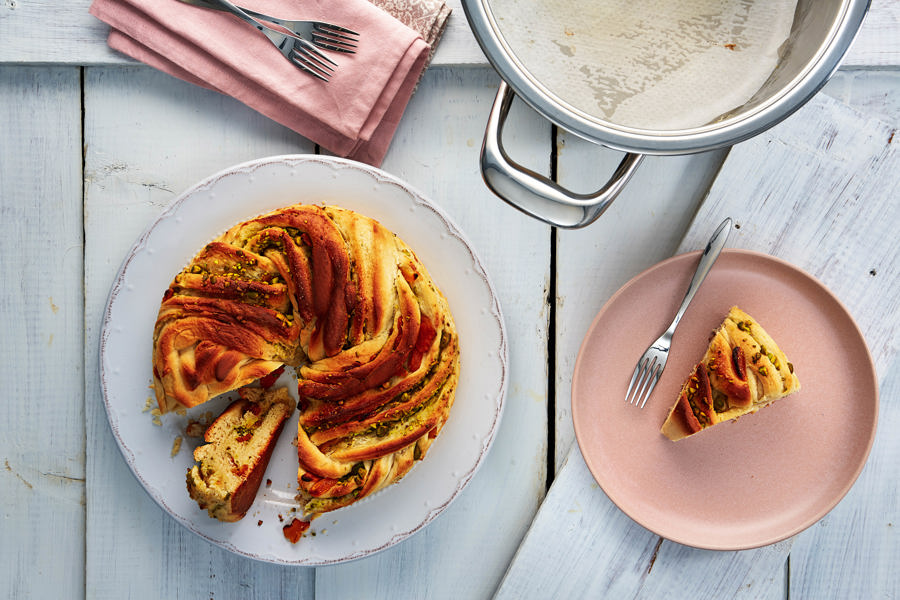 Trenza brioche de Pascua con pistachos