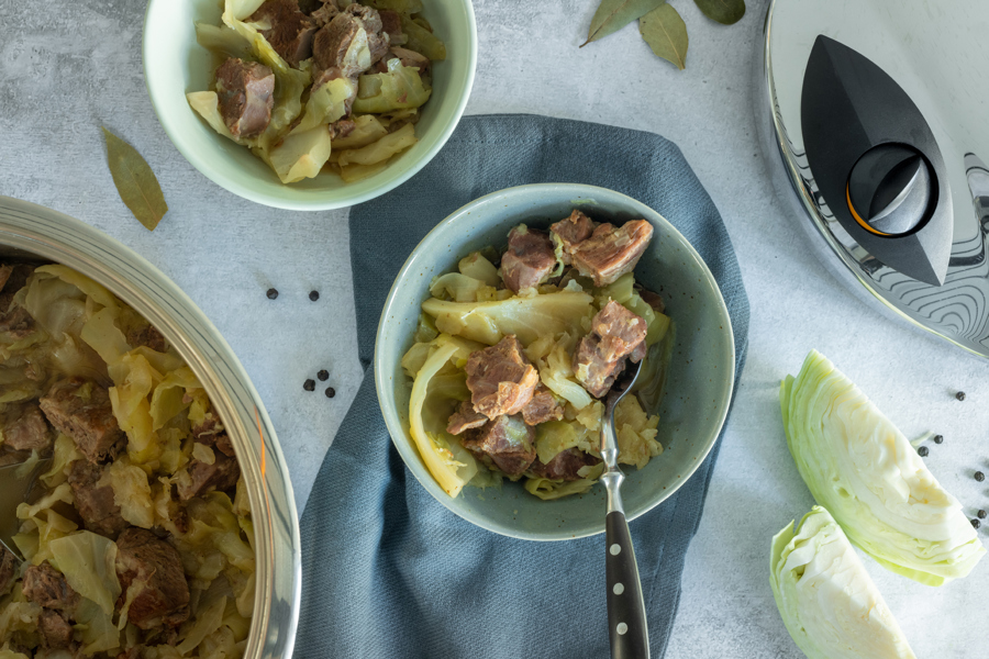 Lamb stew with white cabbage