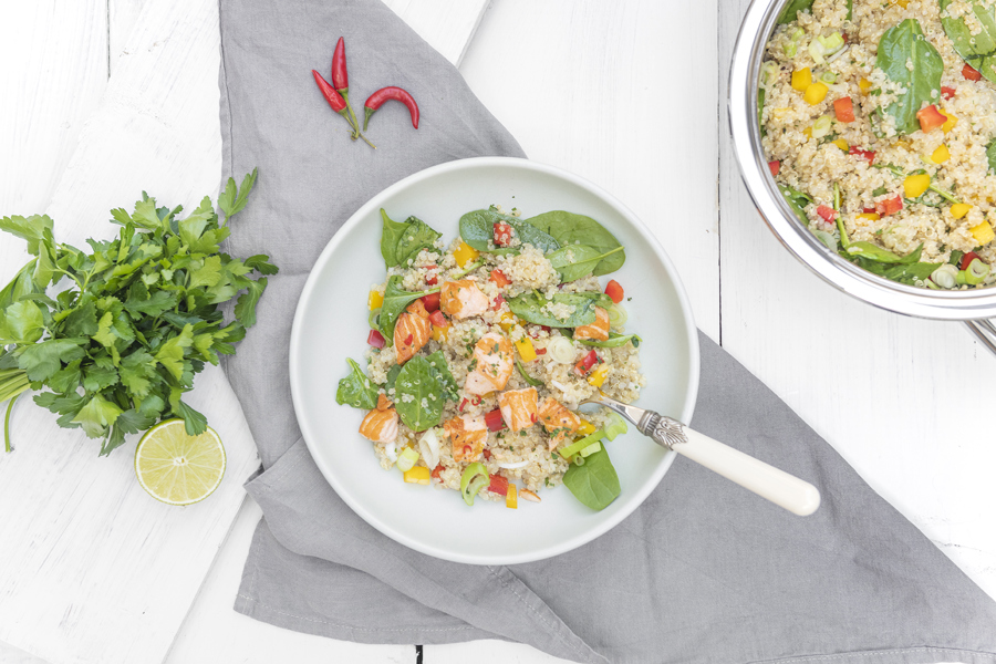 Lukewarm quinoa salad with salmon