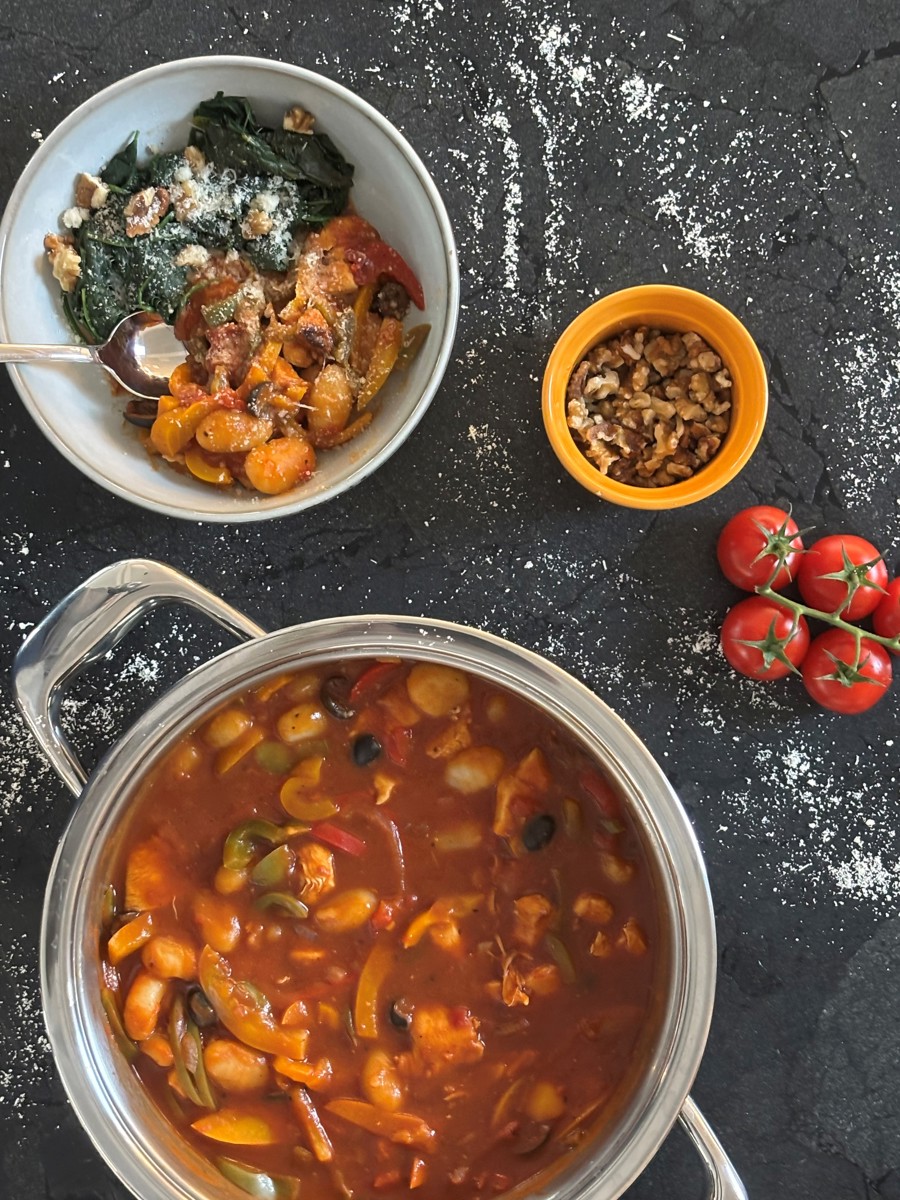 Bell pepper chicken with gnocchi and spinach