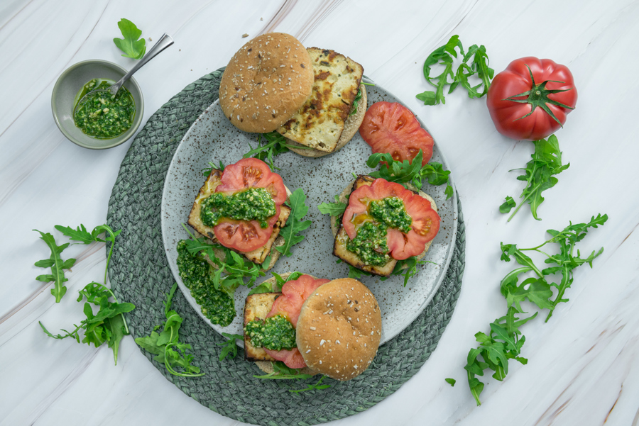 Burger au tofu fumé et pesto