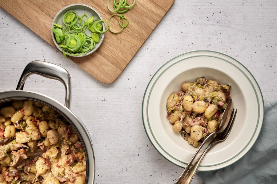 Ñoquis con panceta, puerro y champiñones