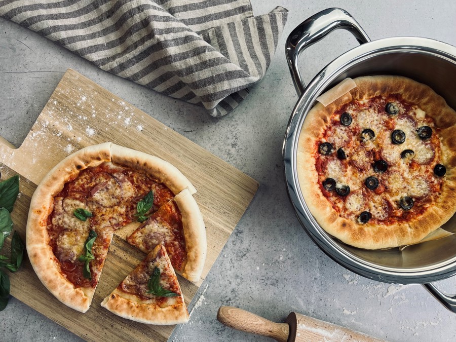 Pizza margarita com borda recheada