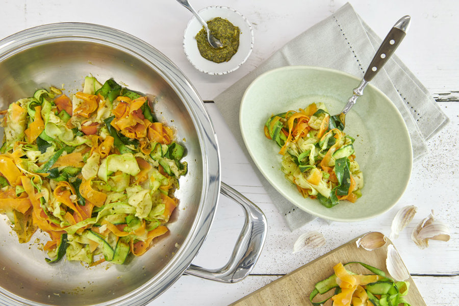 Gemüse-Spaghetti mit Pesto