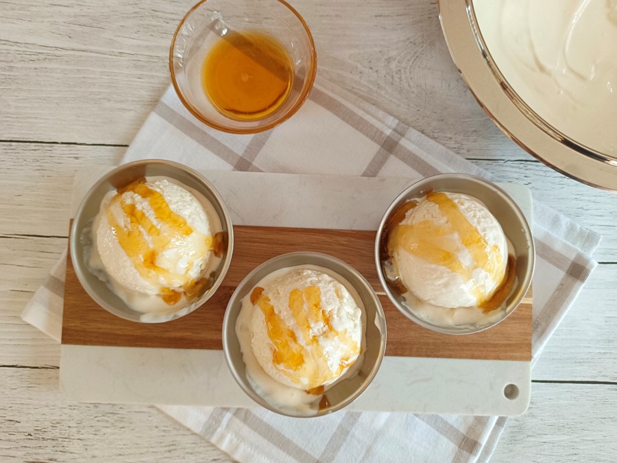 Helado de yogur con miel