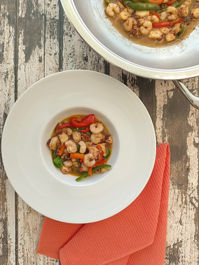 Salteado de pulpo y langostinos