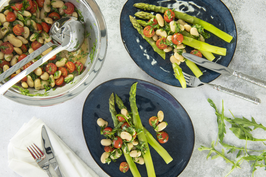 Salat mit weißen Bohnen und Spargel