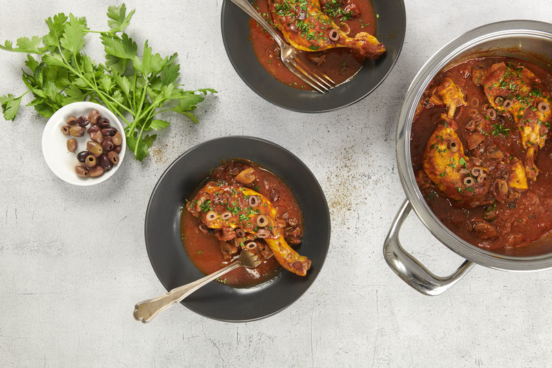 Coxas de frango guisado com molho de tomate