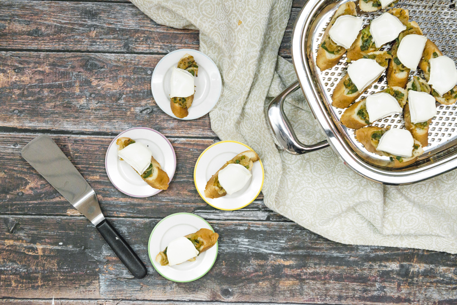 Onion crostini with goat cheese