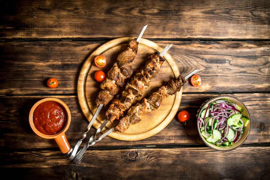 Shashlik skewers with spicy tomato sauce