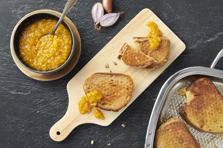 Crispy sandwich with mango chutney