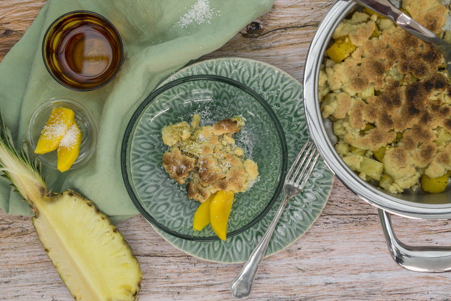 Crumble with tropical fruit