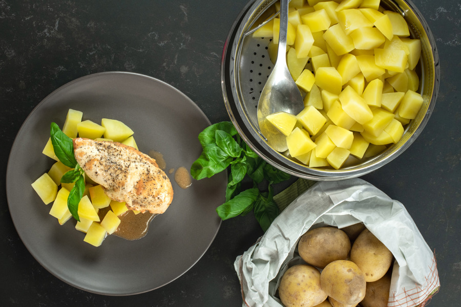 Stuffed chicken breast with potatoes