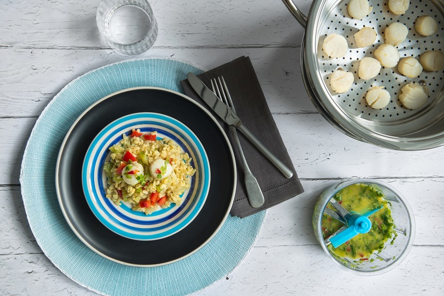 Mediterranean salad with scallops