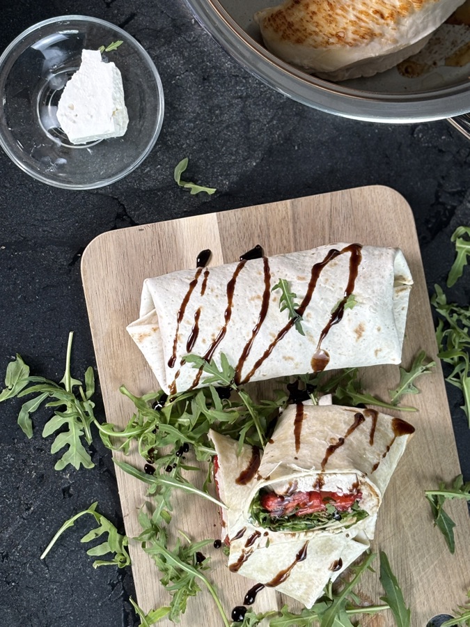 Wraps mit Hähnchenbrust, Balsamico-Erdbeeren und Kräuter-Joghurt-Sauce