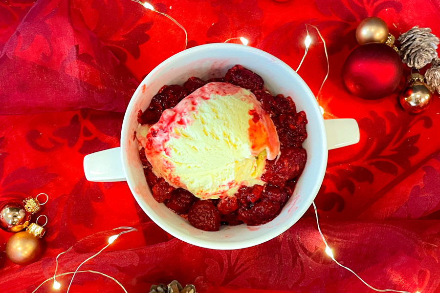 Vanilleeis mit heißen Himbeeren