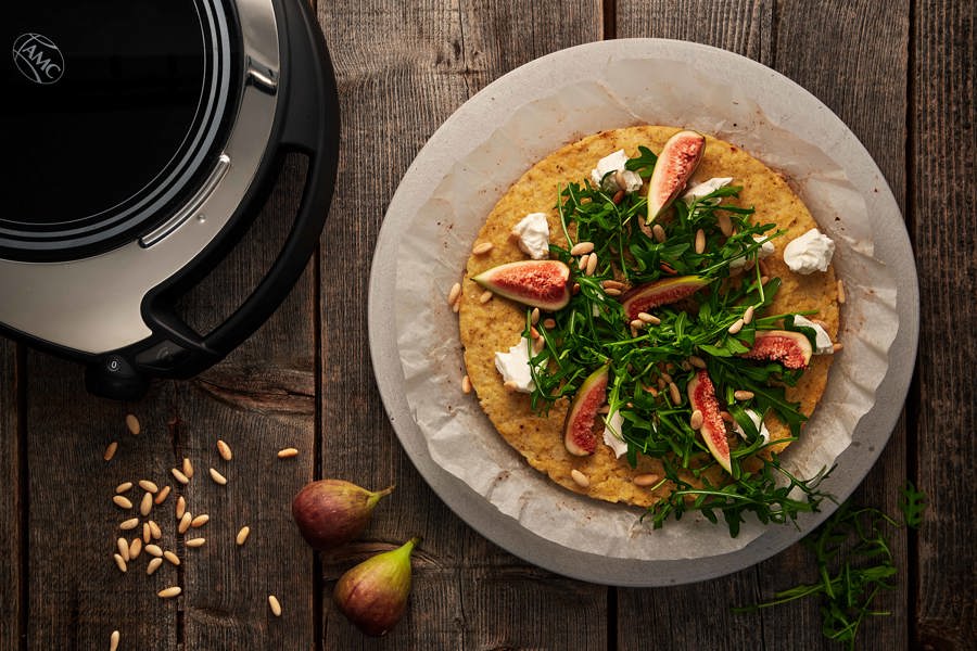 Cauliflower pizza with goat cheese