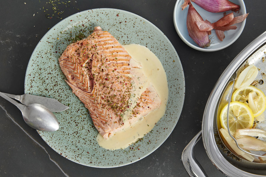 Salmon fillet with seasoned hollandaise