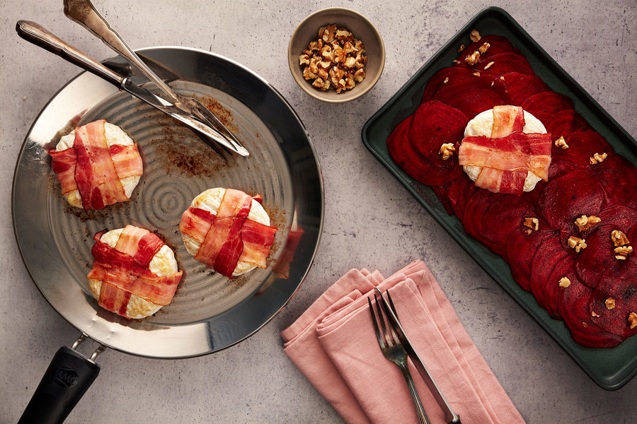 Carpaccio de betteraves rouges avec fromage grillé