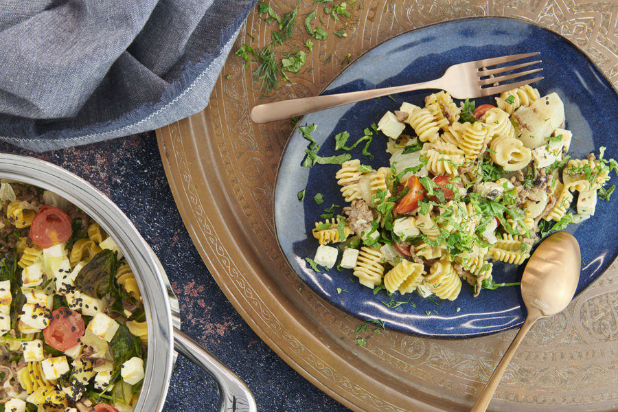 One pot pasta with spinach, cherry tomatoes and tahini